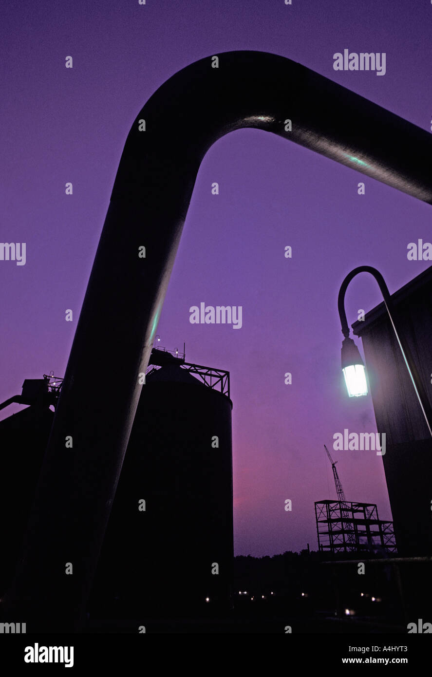 Industrielandschaft mit Silhouette Fabrik vor Abendhimmel Stockfoto