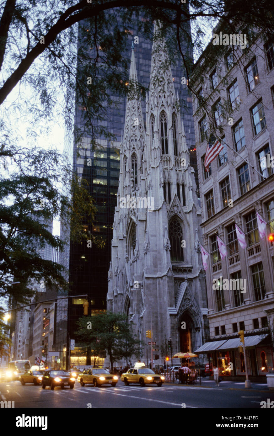 St. Patricks Cathedral Fifth Ave New York USA in der Abenddämmerung mit Verkehr Stockfoto