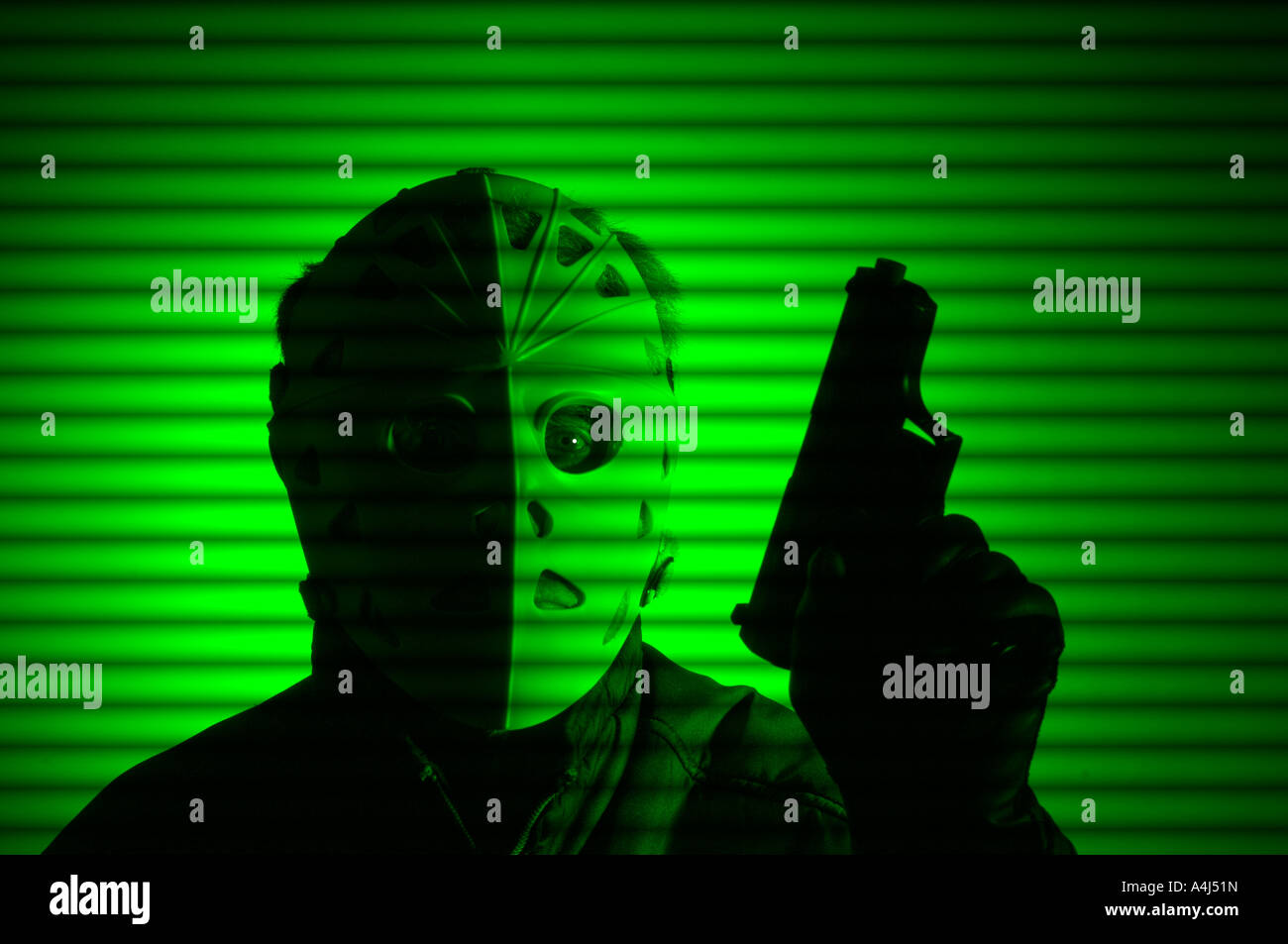 Security-Kamera-Ansicht der Einbrecher mit Eishockey-Maske mit Handfeuerwaffe gezeichnet Stockfoto