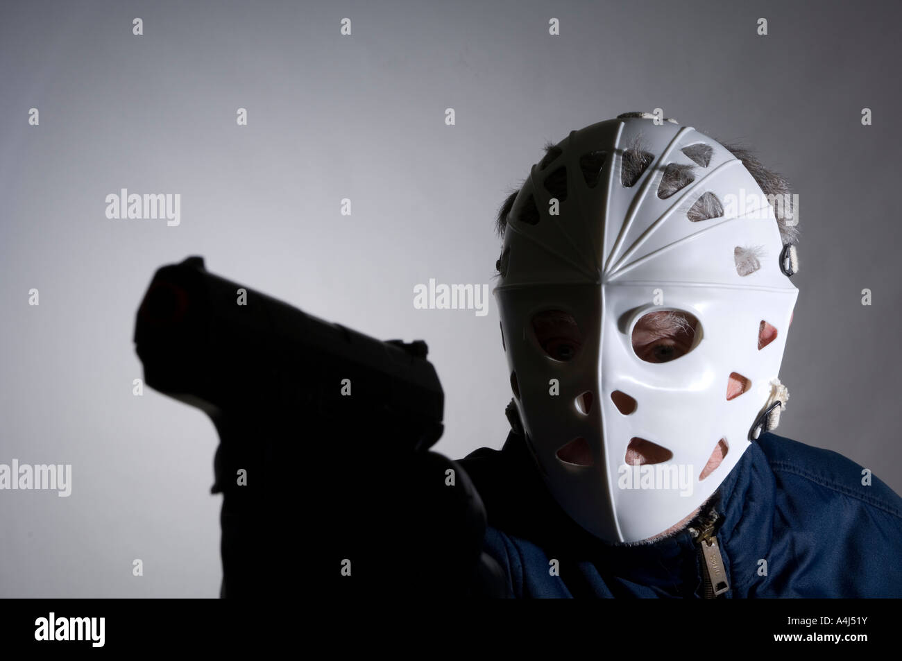 Einbrecher mit Eishockey-Maske Stockfoto