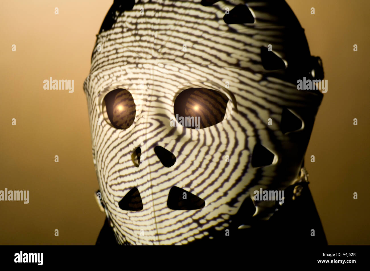 Einbrecher mit Eishockey-Maske Stockfoto