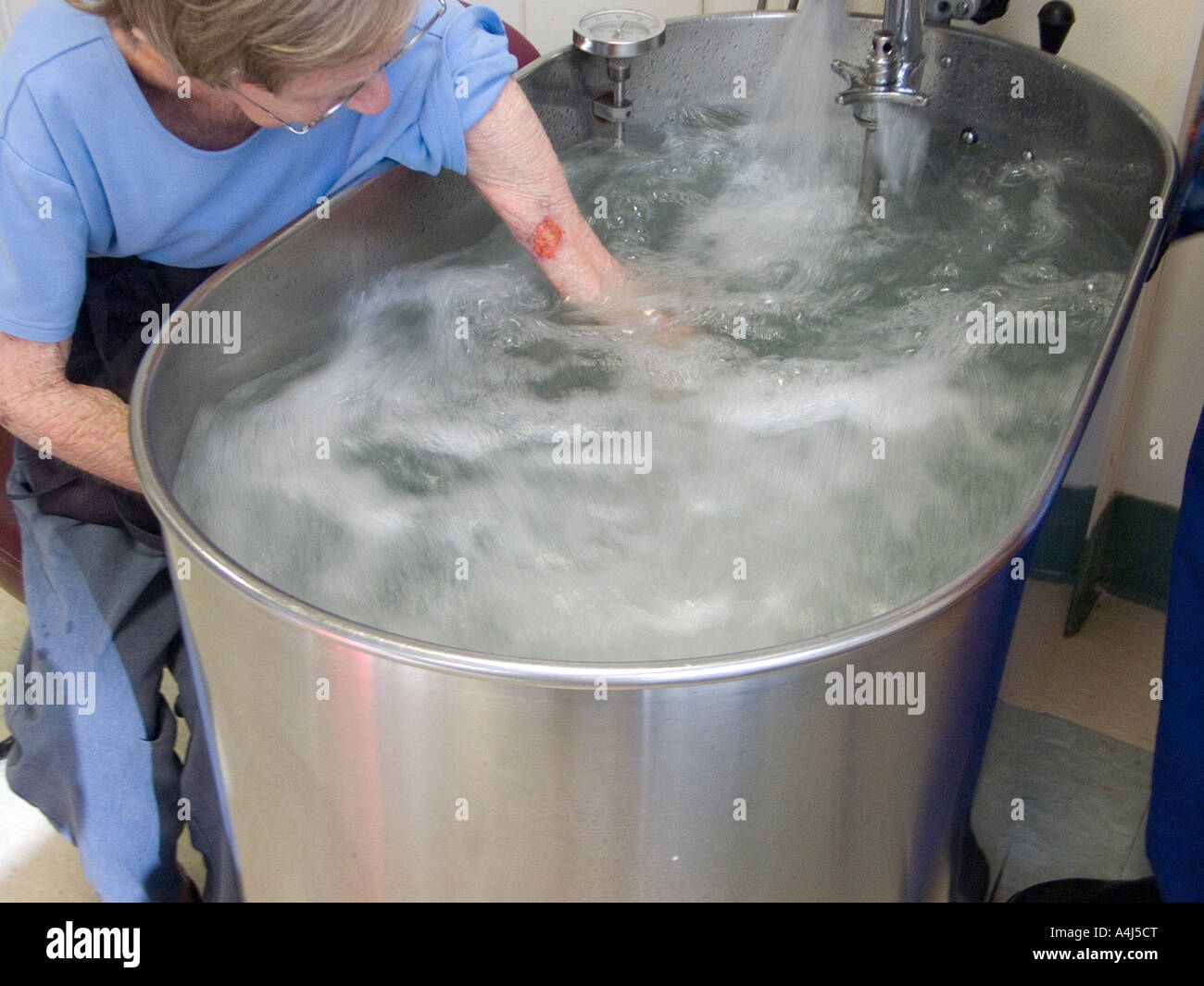 alte Frau Krankenhaus Reha Stockfoto