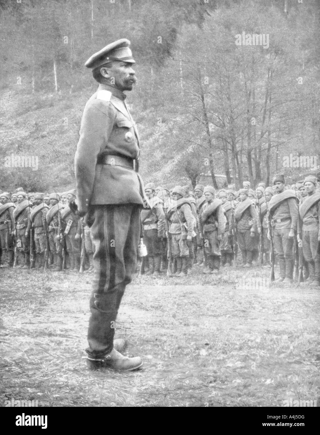 General Kornilow Überprüfung der russischen Truppen, 1. Juli 1917. Artist: Unbekannt Stockfoto