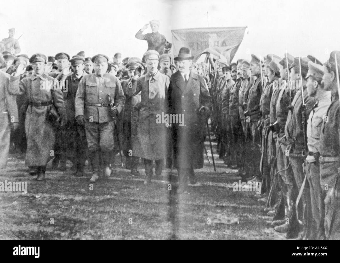 Leo Trotzki, Volkskommissar für Krieg, überprüfen die Rote Armee in Moskau, Russland, 1918. Artist: Unbekannt Stockfoto