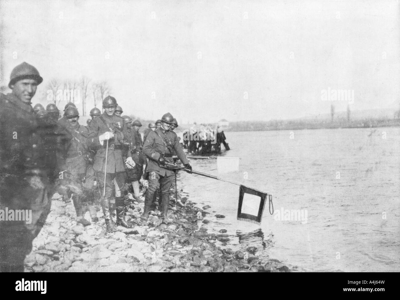 2 Marokkanische Division badet die Fahnen im Rhein, Huningue, Elsass, Frankreich, 21. November 1918. Artist: Unbekannt Stockfoto