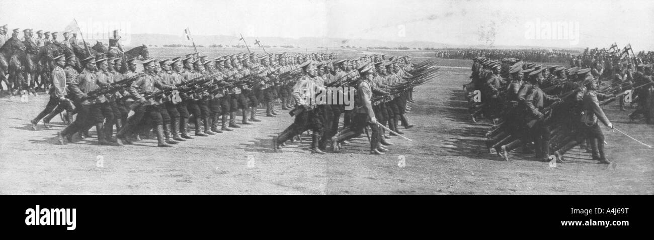 Russische Truppen während der französische Präsident Raymond Poincare's Besuch in Russland, 22. Juli 1914 zur Schau. Schöpfer: Unbekannt. Stockfoto