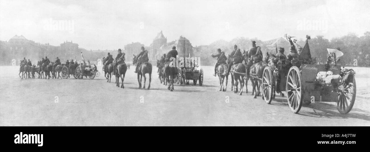 Horse-drawn Artillerie, im Schloss von Versailles, Frankreich, August 1914. Artist: Unbekannt Stockfoto