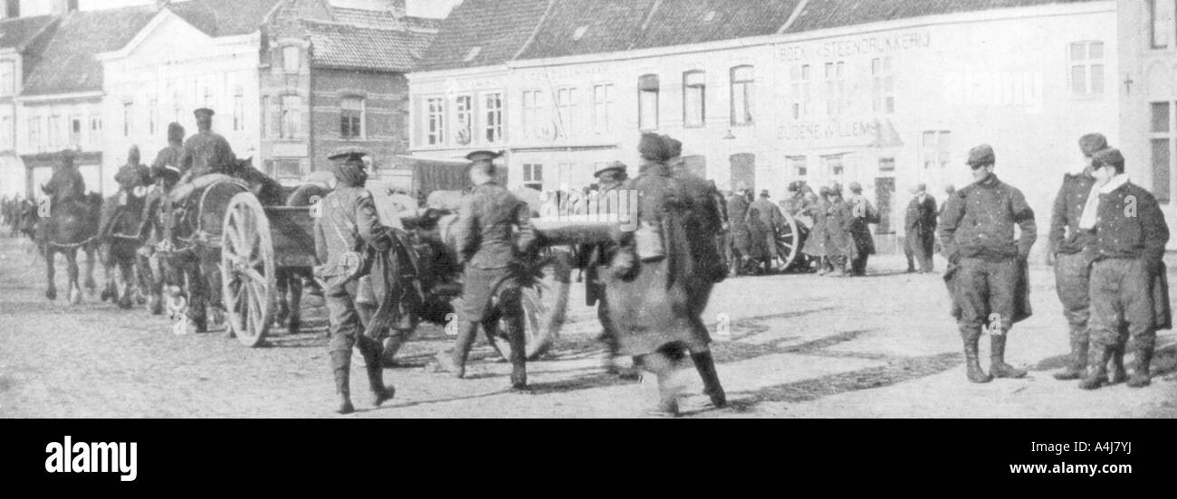 British horse-drawn Artillerie in einer belgischen Dorf, August 1914. Artist: Unbekannt Stockfoto