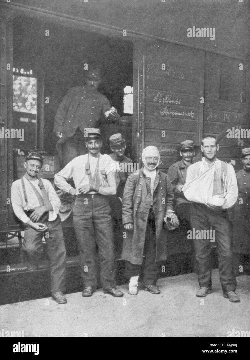 Die verwundeten französischen Soldaten auf dem Weg ins Krankenhaus mit dem Zug Frankreich, 1914. Artist: Unbekannt Stockfoto