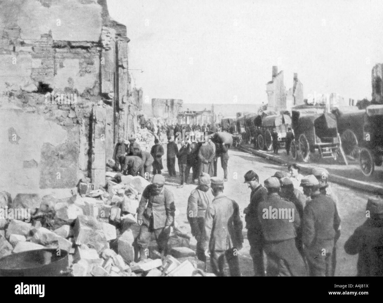 Captive deutsche Kriegsgefangene Ablagerungen entfernen aus den Straßen von Clermont-en-Argonne, Frankreich, 1914. Artist: Unbekannt Stockfoto