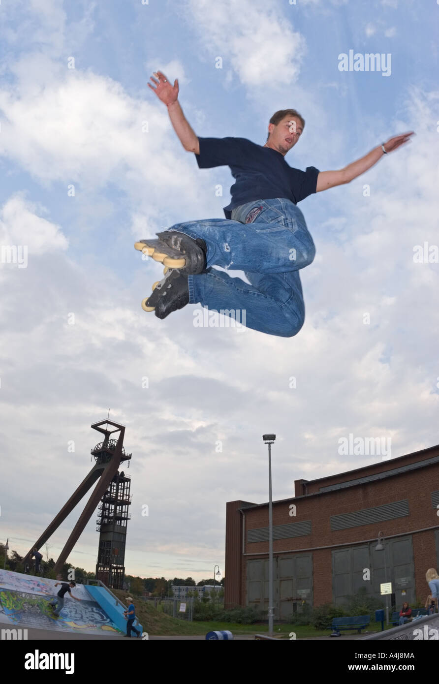 Eine junge Skater springt vor den ehemaligen Förderturm der Kohle Bergwerk Recklinghausen II Stockfoto