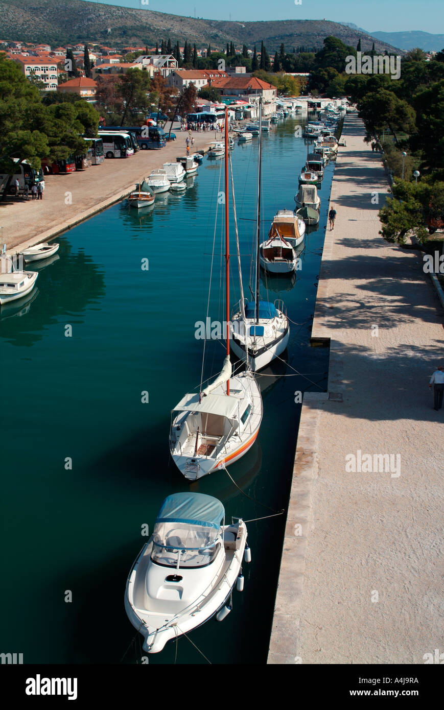 Sportboote vor Anker bei Trogir an der dalmatinischen Küste von Kroatien Stockfoto
