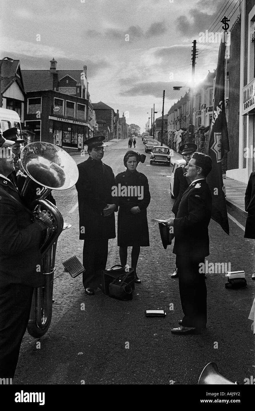 Heilsarmee-Band hält Sonntag Abend-Gottesdienst in Hanbury Square, Bargoed, Rhymney Valley, Caerphilly, Wales, 1975 Stockfoto