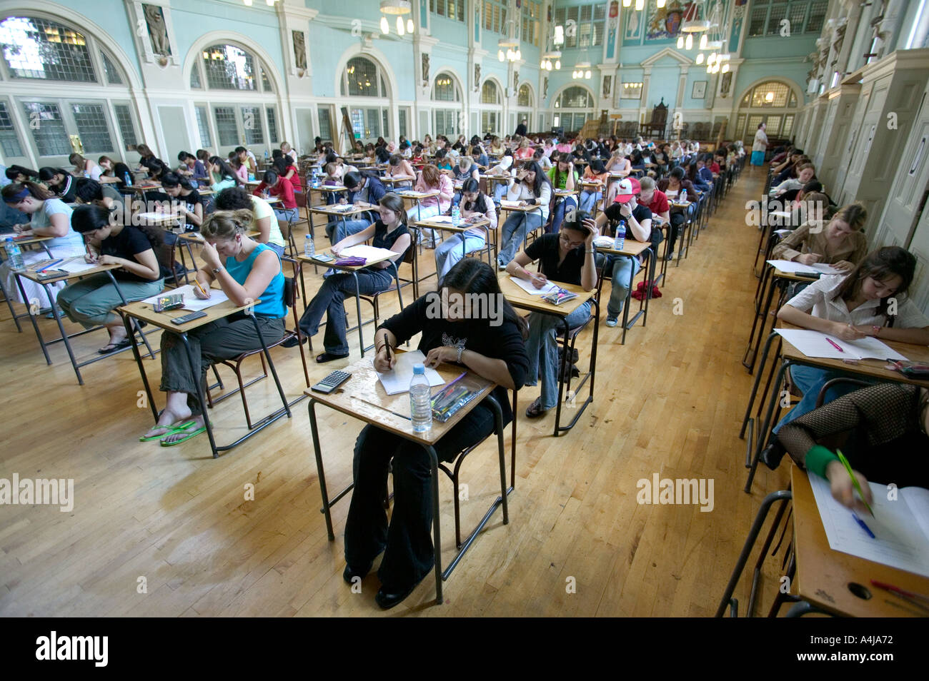 Schülerinnen und Schüler am King Edward V1 Schule Handsworth vorbereiten, starten Sie ihre GCSE Prüfung in Biologie Stockfoto
