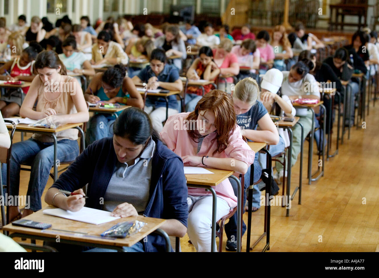 Schülerinnen und Schüler am King Edward V1 Schule Handsworth beginnen ihre GCSE Prüfung in Biologie Stockfoto