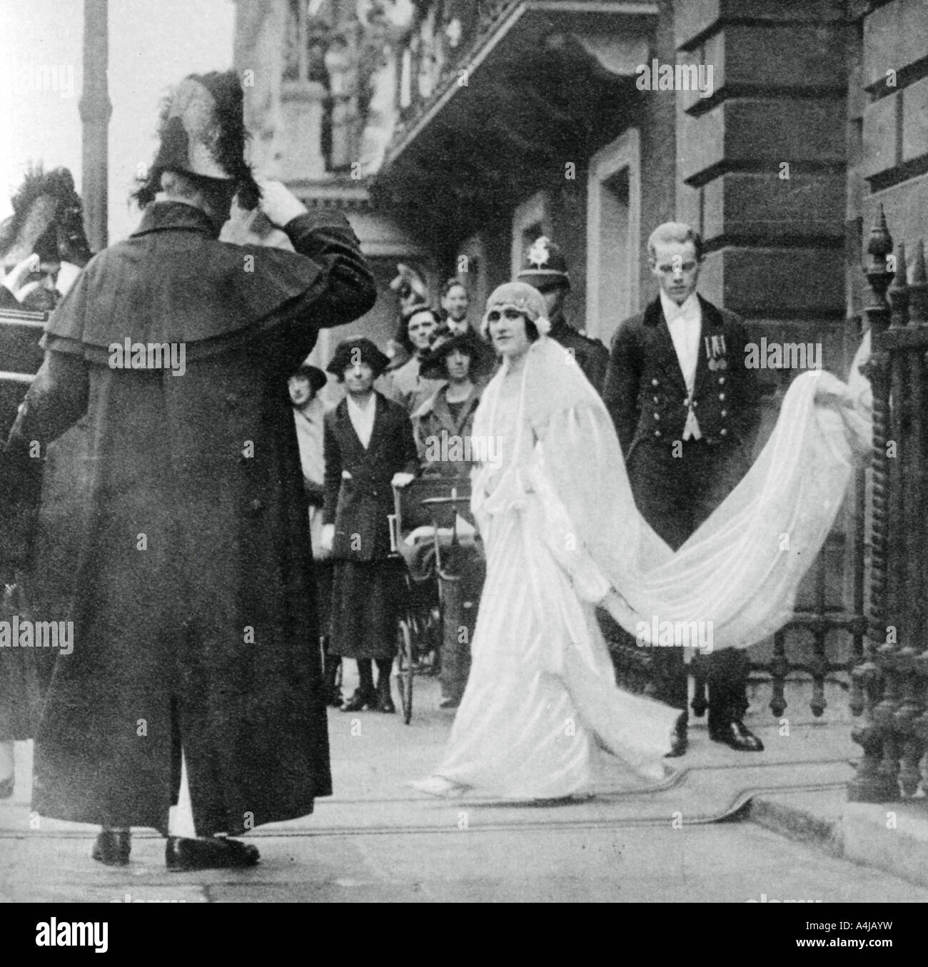 Lady Elizabeth Bowes-Lyon, auf ihrem Weg von Westminster Abbey, den 26. April 1923, verheiratet zu sein, (1937). Artist: Unbekannt Stockfoto