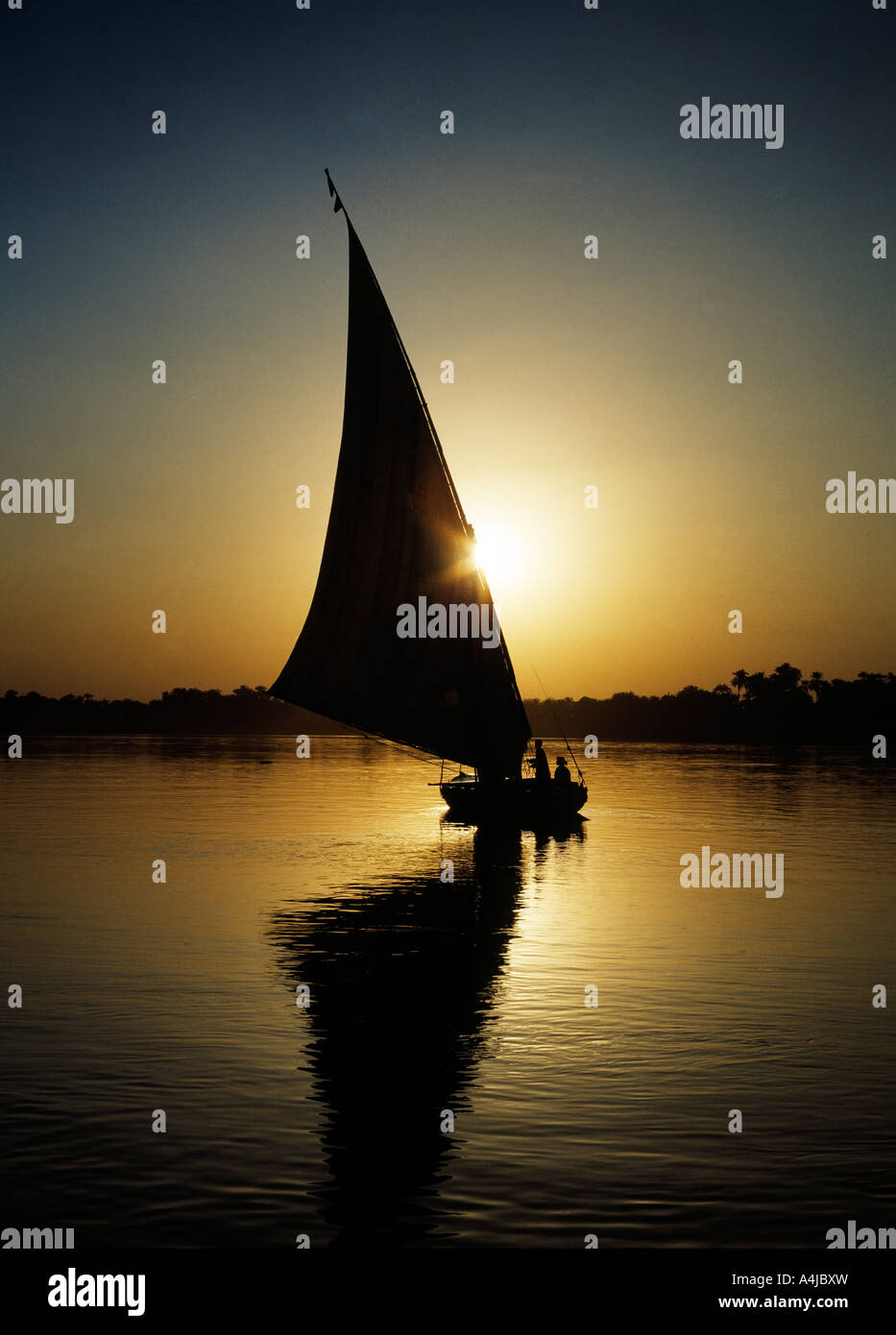 Feluke unter Segeln auf dem Nil, Stockfoto