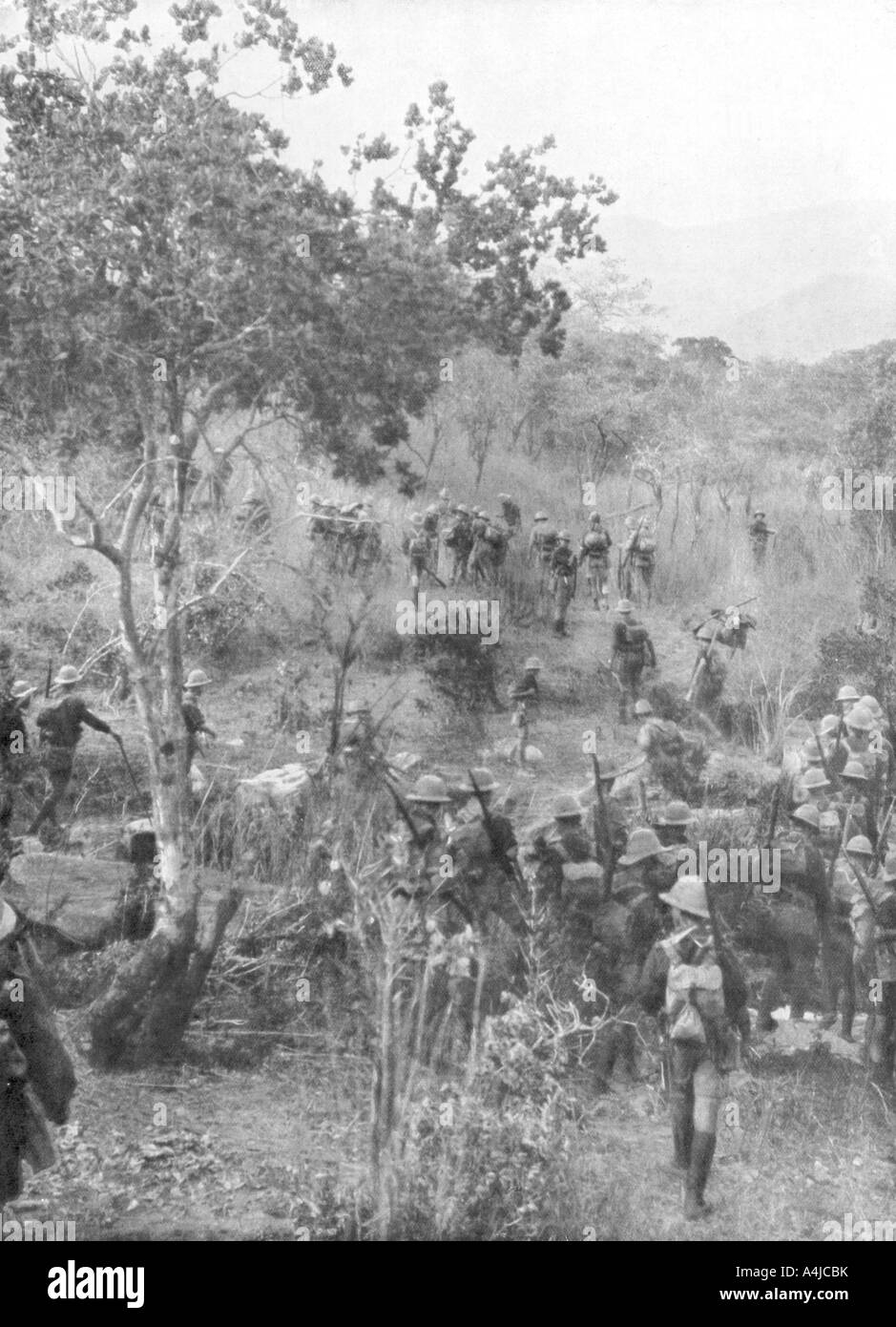 Die britischen Truppen im Busch an den Grenzen von Deutsch Ostafrika, der Erste Weltkrieg, 1915. Artist: Unbekannt Stockfoto