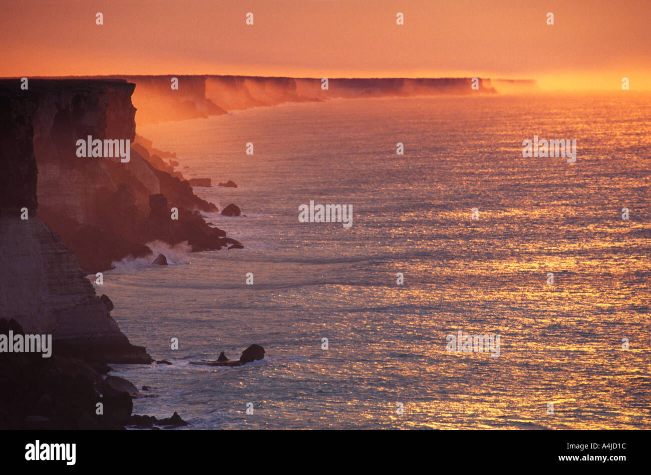 Bunda Felsen erodiert Kalkstein Küste Great Australian Bight South Australia mit goldenen Hintergrundbeleuchtung Spray bei Sonnenaufgang Stockfoto