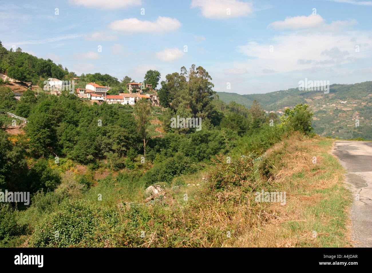 Kleinen galizischen Dorf in ländlichen Hügeln Stockfoto