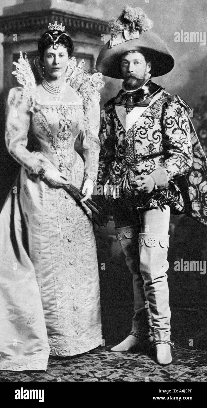 Prince George und Mary von Teck in Fancy Dress, Devonshire House Ball, 1897. Artist: Unbekannt Stockfoto