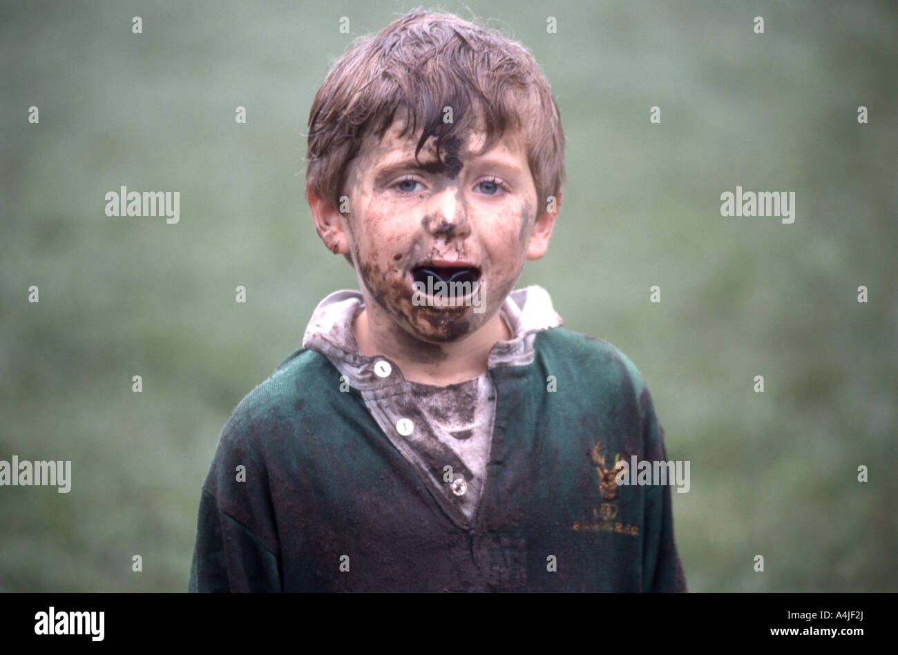Junger Rugby-Spieler mit schlammigem Gesicht und Mundschutz, Berkshire, England, Vereinigtes Königreich Stockfoto