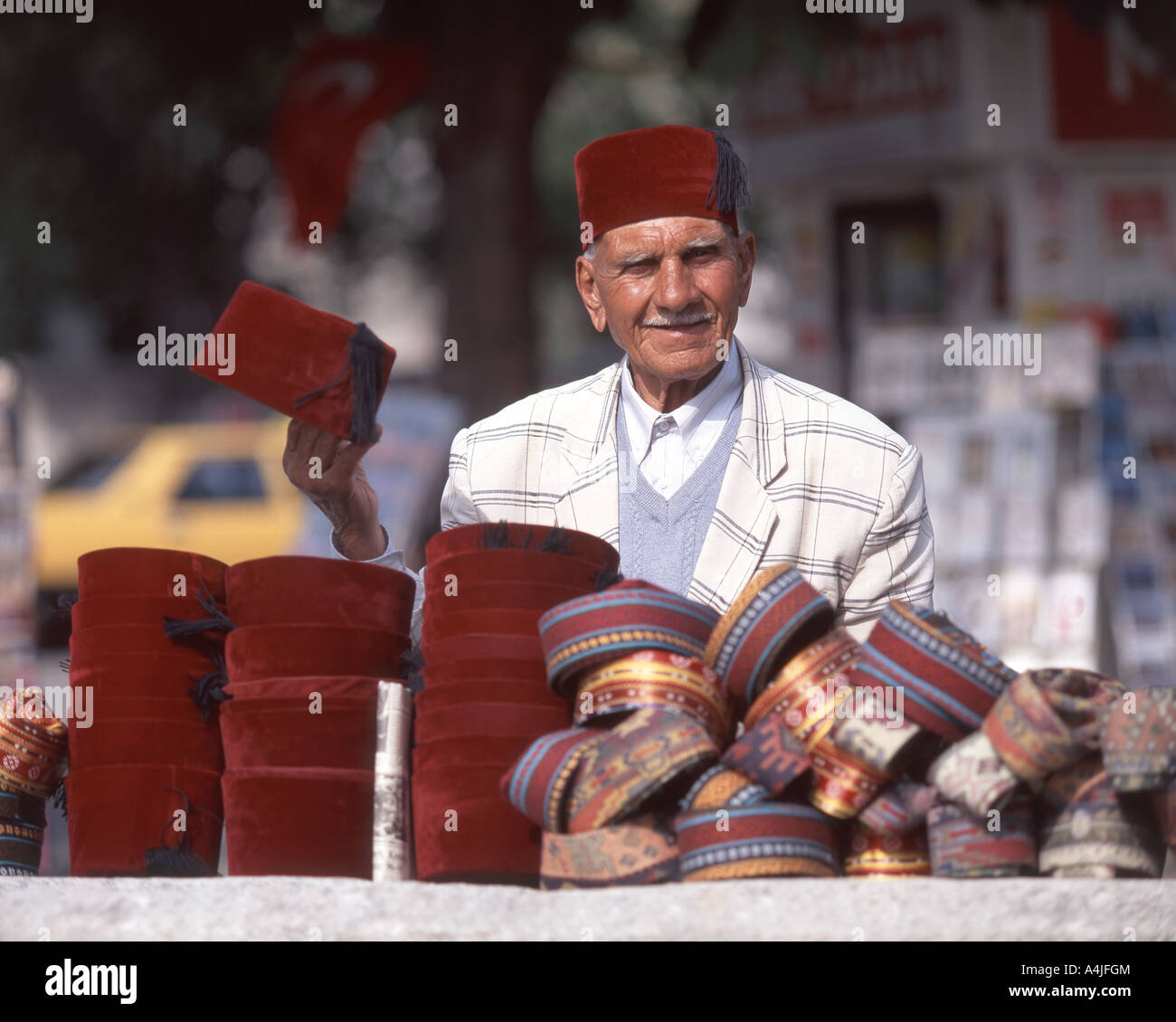 Mann, Verkauf von türkischen Hüte auf Straße, Istanbul, Türkei Stockfoto