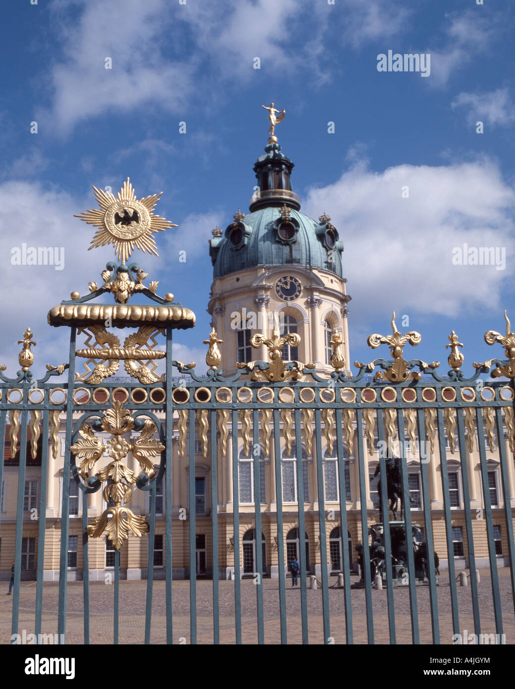 Fassade und Tor des Schlosses Charlottenburg aus dem 17. Jahrhundert, Charlottenburg, Berlin, Bundesrepublik Deutschland Stockfoto