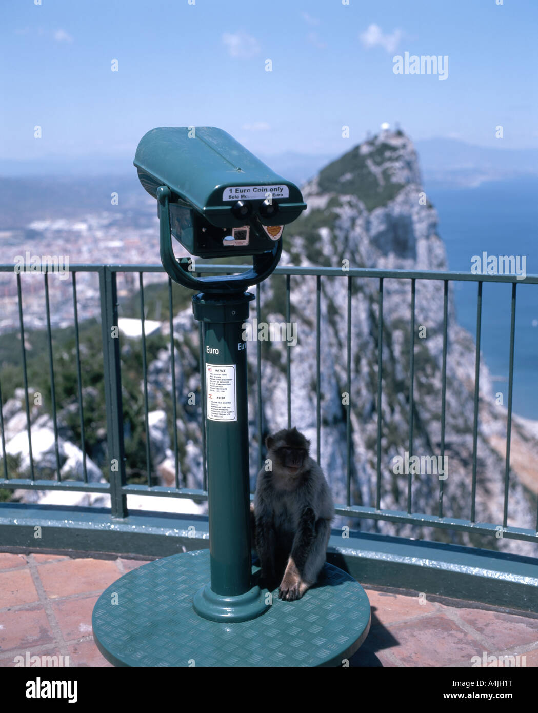 Binokulares Teleskop auf Aussichtsplattform mit Blick auf den Felsen von Gibraltar und das spanische Festland dahinter, Gibraltar Stockfoto