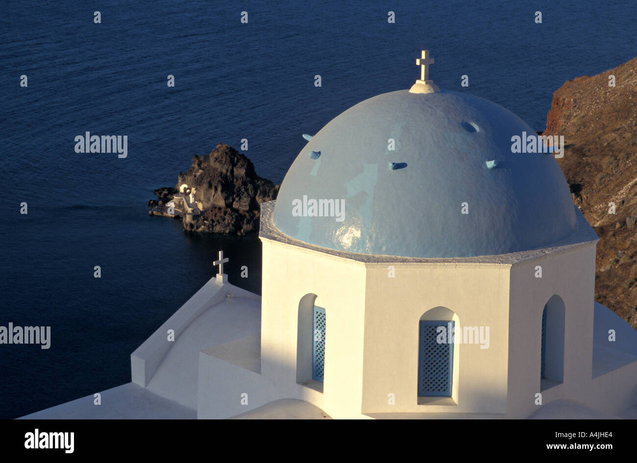 Kuppel der griechisch-orthodoxen Kirche Thira Fira Santorini Griechenland Europa Stockfoto