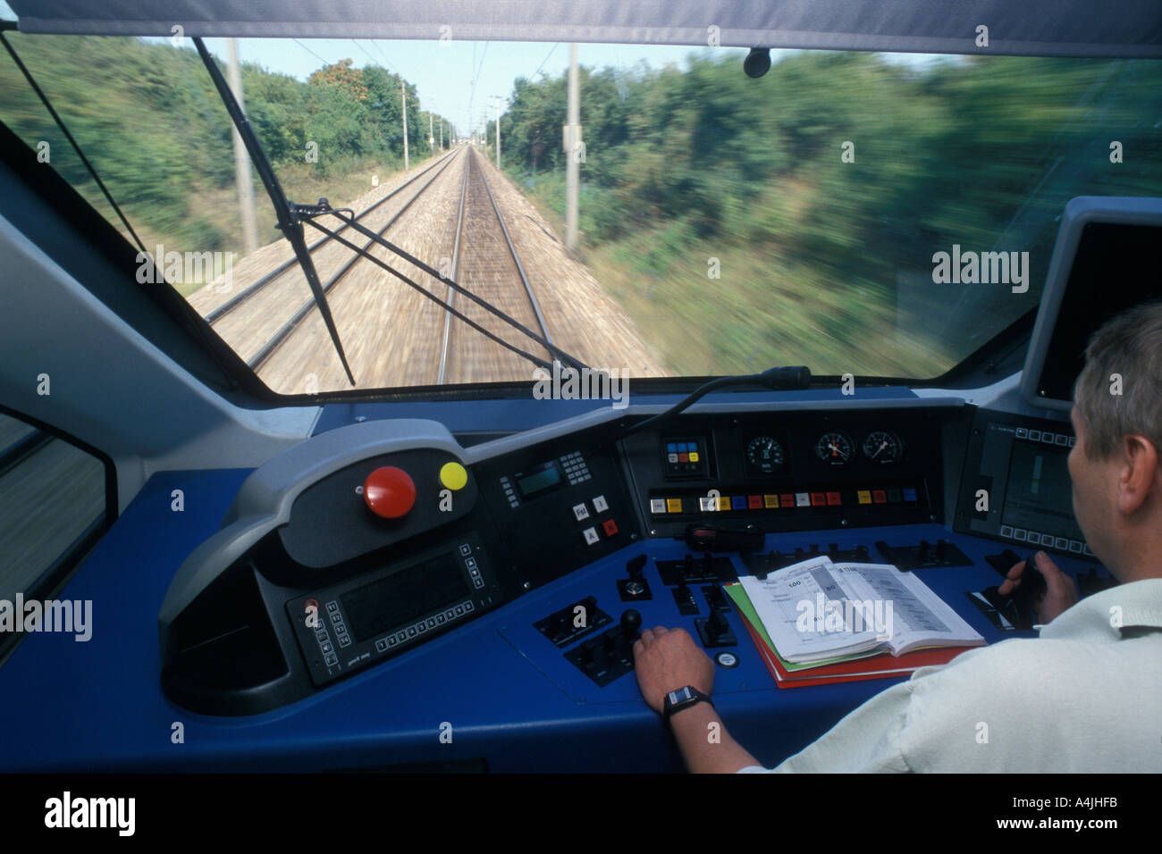 Blick durch die Frontscheibe von einem fahrenden Zug Stockfoto