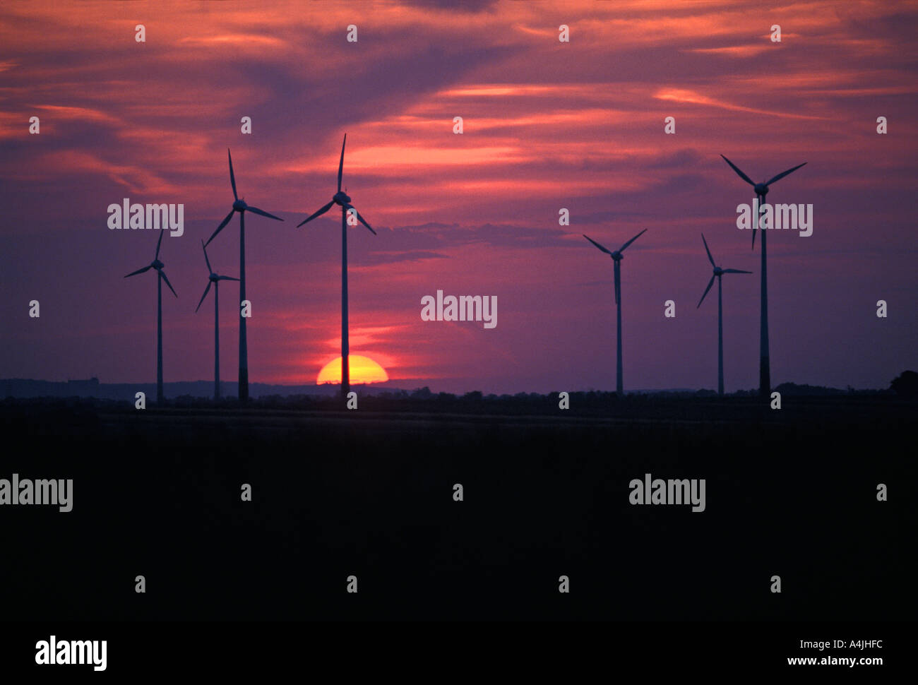 Windkraftanlagen mit Abendsonne Österreich Europa Stockfoto