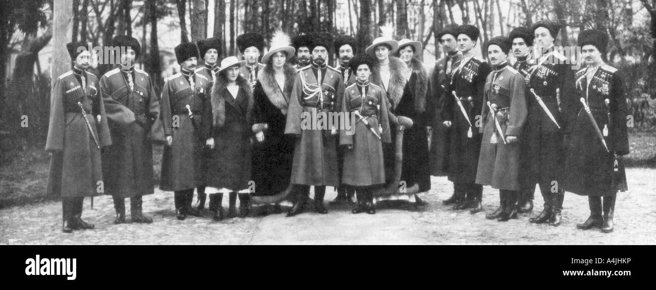 Zar Nikolaus II. von Russland und seine Familie vor der Abdankung, 1917. Artist: Unbekannt Stockfoto