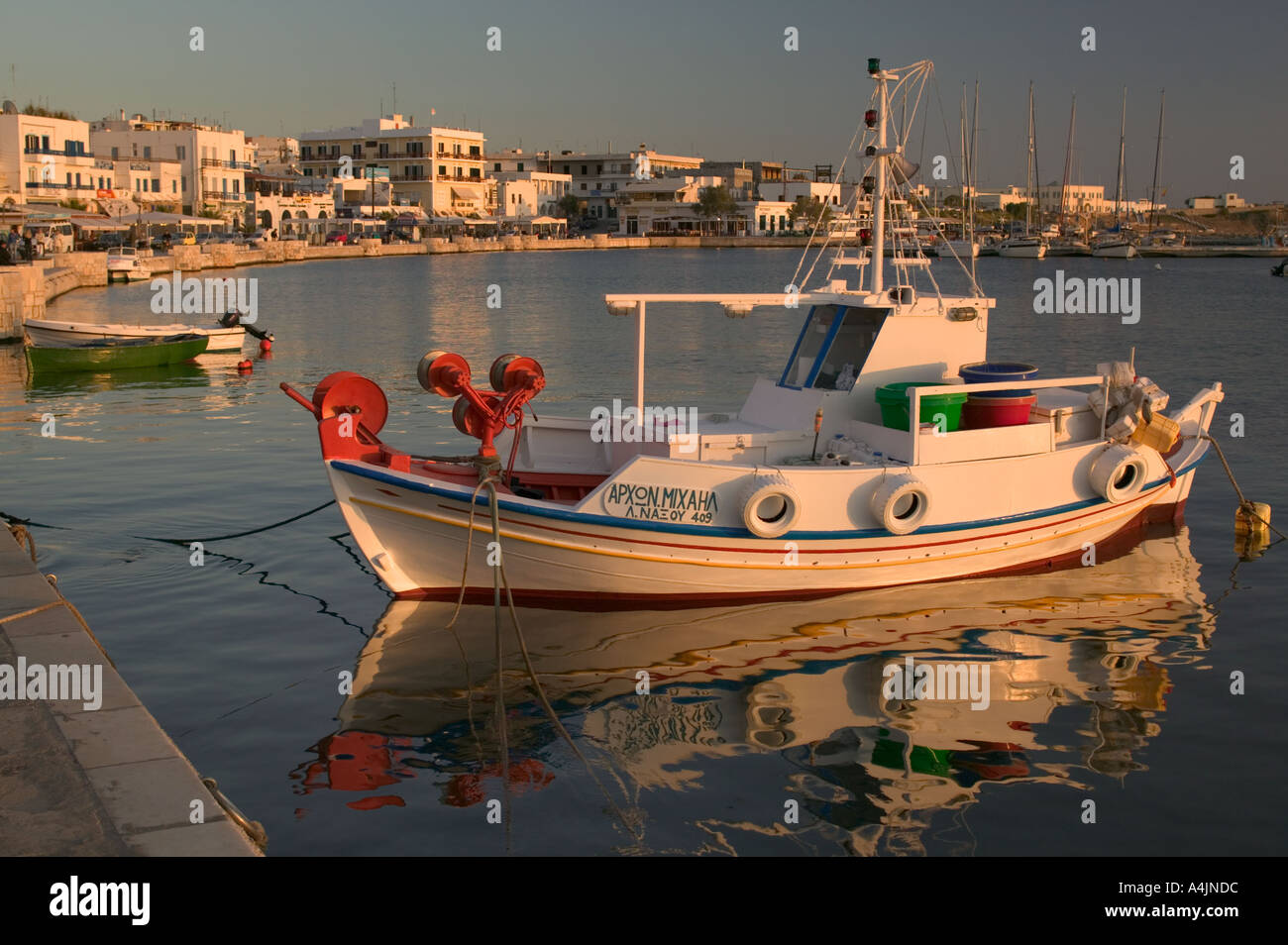 Blick auf den Hafen von Naxos auf den griechischen Inseln. Stockfoto