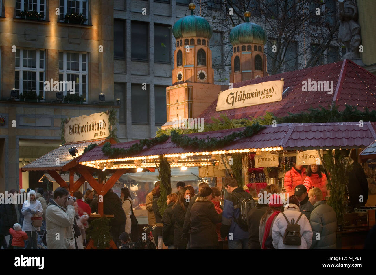 GlühweinStand auf dem Weihnachtsmarkt in München Stockfotografie Alamy