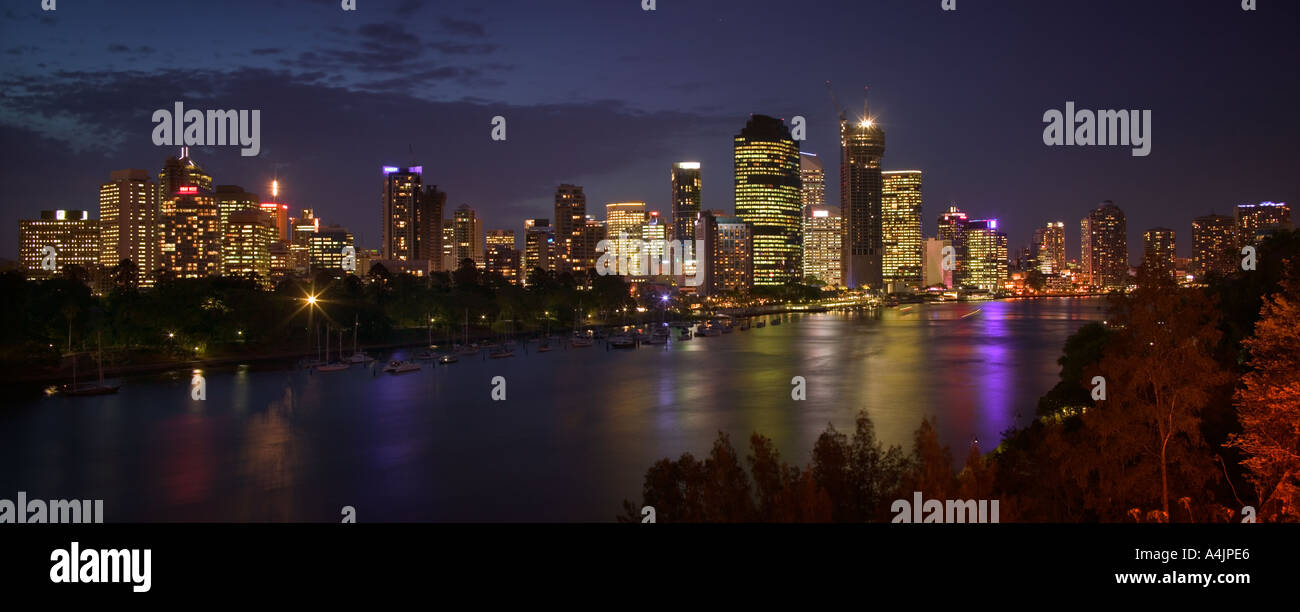 Ansicht von Brisbane über den Brisbane River in der Abenddämmerung. Stockfoto