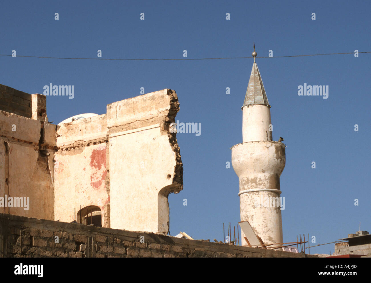 Minarett der Dragut Pascha Moschee und Ruinen eines Gebäudes In der Altstadt von Tripolis Libyen Stockfoto