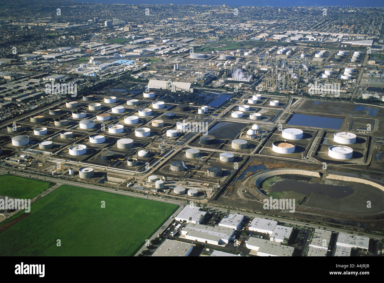 Luftaufnahme von Öl-Raffinerie und Lagertanks in Torrance, Kalifornien Stockfoto