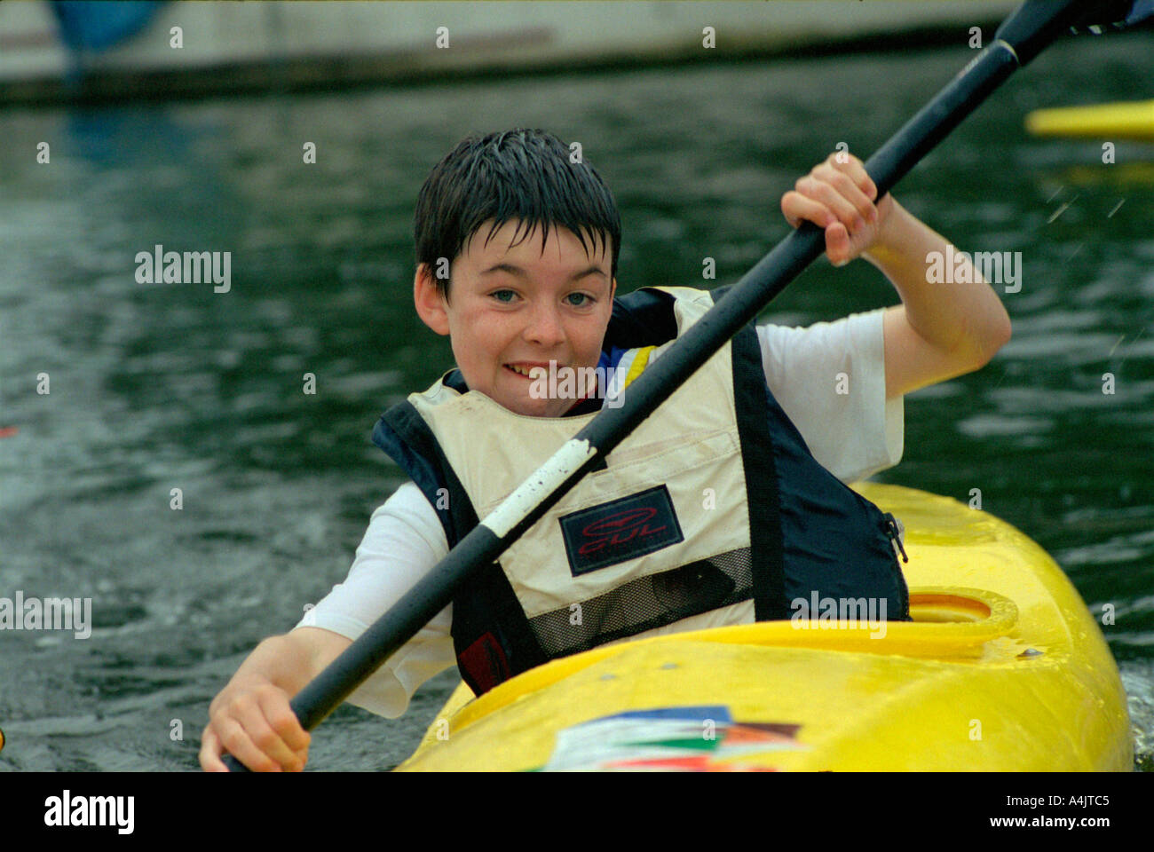 Junge Pfadfinder Kanufahren im Camp am Fluss Themse nr London uk England Europa Eu Stockfoto