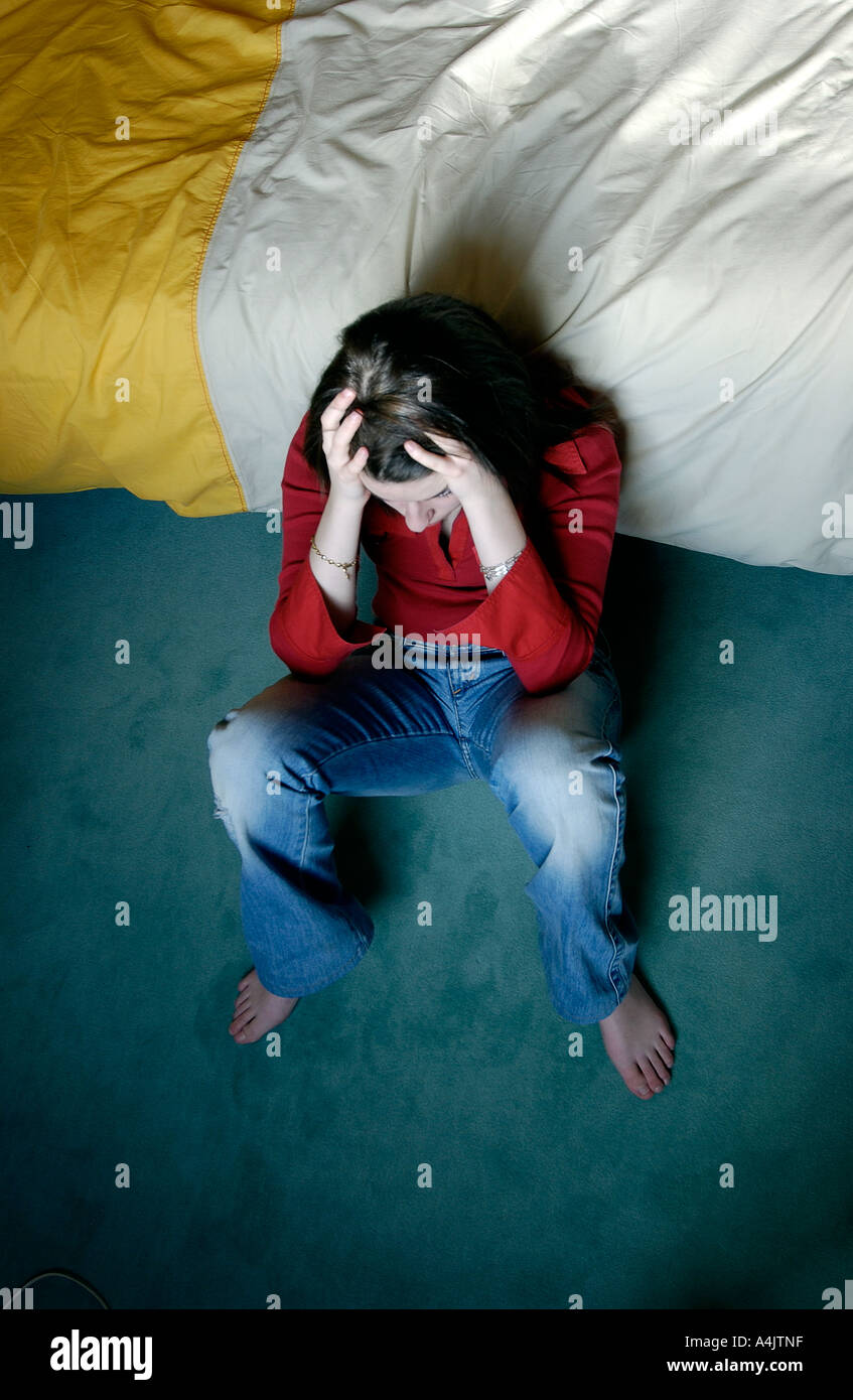 Einsamkeit / Verzweiflung / Not eines Teenagers in ihrem Schlafzimmer Stockfoto