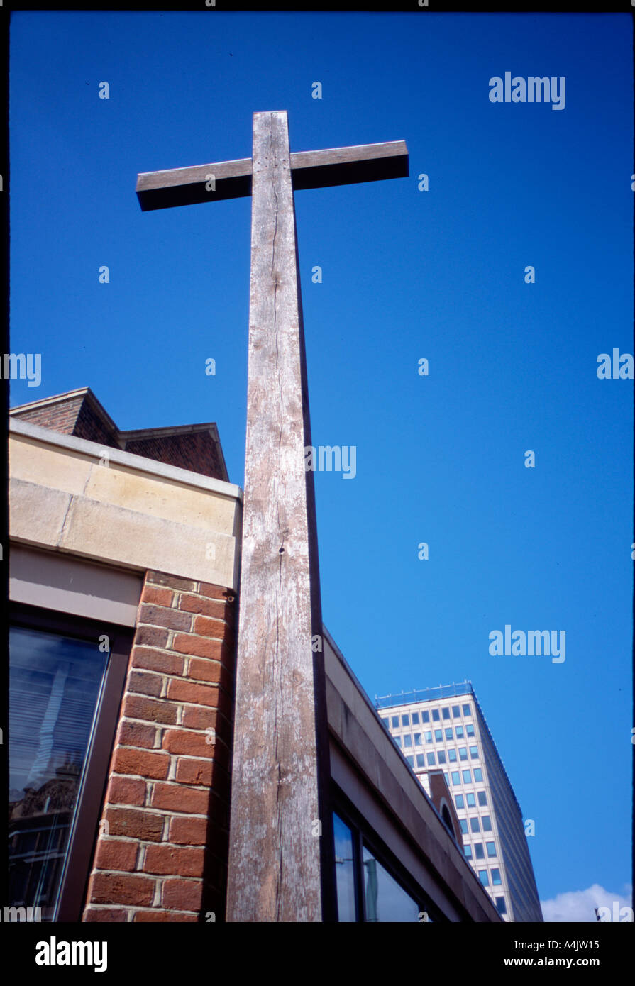 große hölzerne Kreuz außen methodistische Kirche nr Kingston nach Themse Surrey England Englisch Großbritannien britische Vereinigtes Königreich uk eur Stockfoto