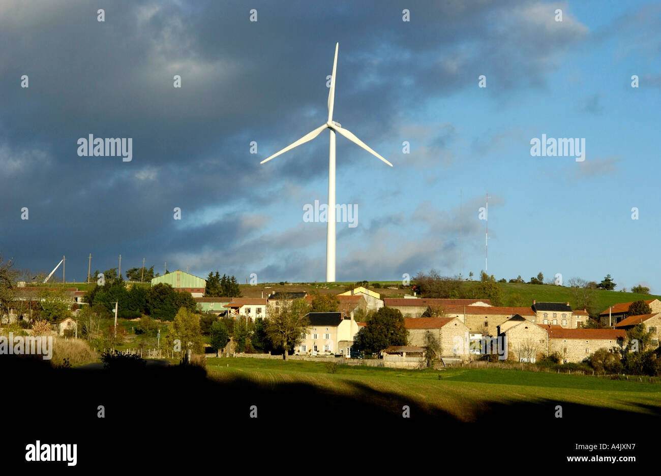 Windkraftanlage auf der Hochebene von Ally-Mercoeur, Auvergne, Frankreich Stockfoto