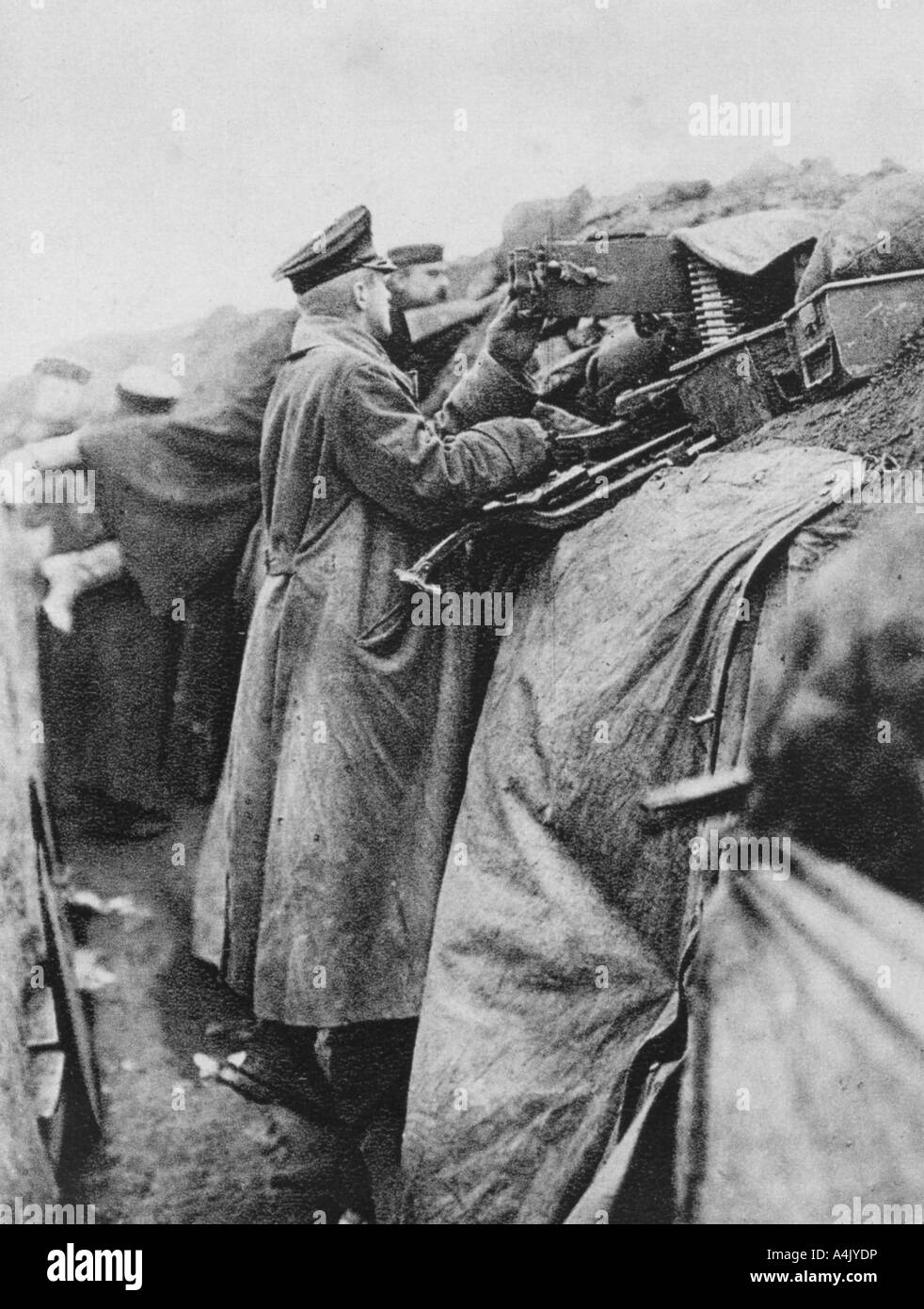 Deutsche Soldaten in einem Graben, der Erste Weltkrieg, 1915. Artist: Unbekannt Stockfoto