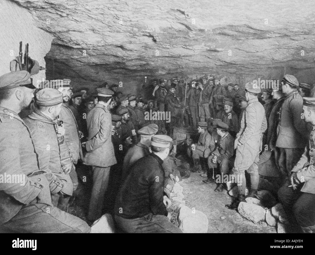 Deutsche Soldaten bei einem Konzert in einer Höhle, Frankreich, Weltkrieg I, 1915. Artist: Unbekannt Stockfoto