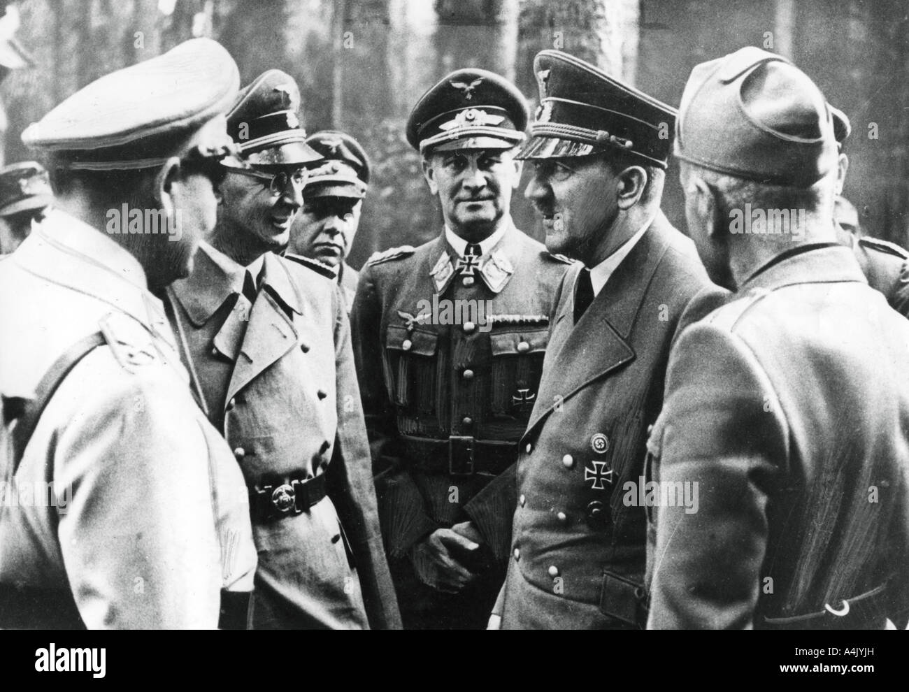 Adolf Hitler mit Benito Mussoloni und Senior Nazis, 1944. Artist: Unbekannt Stockfoto