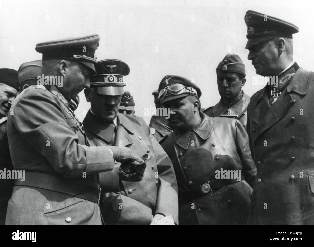 Adolf Hitler mit seinen Generälen, Frankreich, Weltkrieg II, Juni 1940. Artist: Unbekannt Stockfoto