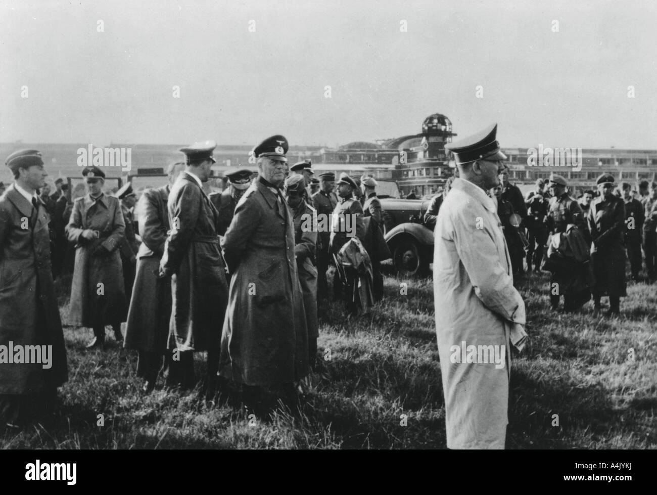 Adolf Hitler die Kontrolle der erfassten Flugplatz Le Bourget, Paris, Frankreich, 23. Juni 1940. Artist: Unbekannt Stockfoto