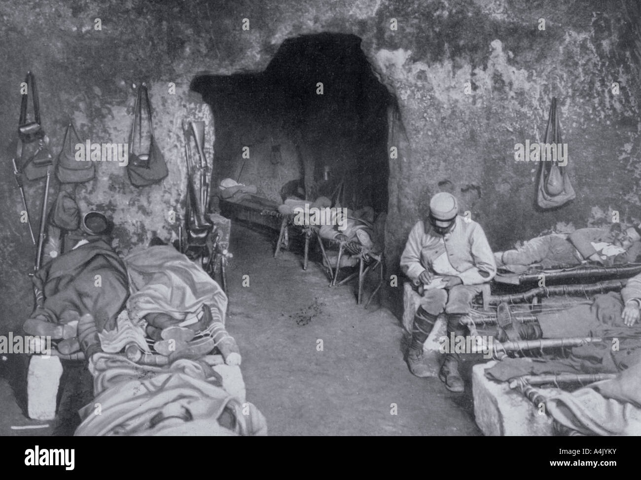 Wohnräume in einer französischen Höhle, der Erste Weltkrieg, 1915. Artist: Unbekannt Stockfoto