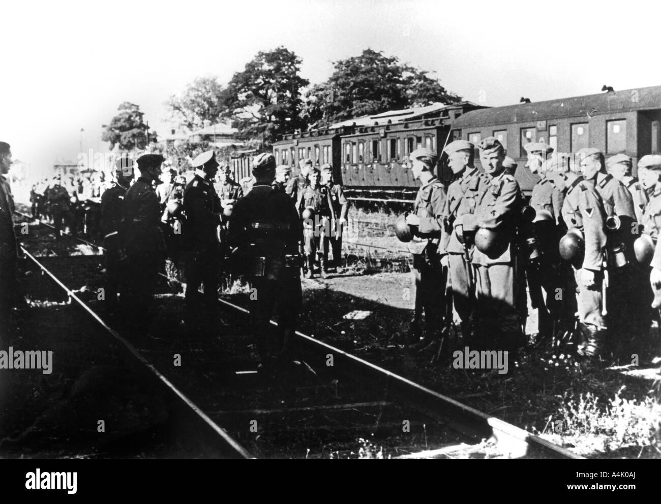 Deutsche Soldaten warten auf Transport in einem Bahnhof in die Pariser Vorstädte, August 1940. Artist: Unbekannt Stockfoto