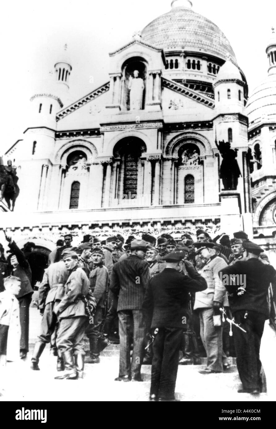 Deutsche Soldaten außerhalb des Sacre Coeur, Montmartre, Paris, 10. Oktober 1940. Artist: Unbekannt Stockfoto